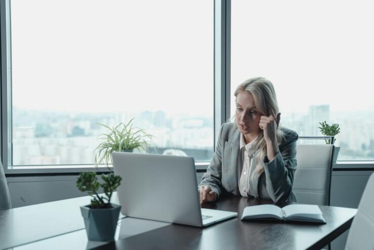 Schönheits-OP und Krankschreibung: Was der Arbeitgeber erfahren darf – und was nicht