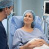 Anästhesiegespräch vor einer Schönheitsoperation mit Patientin und Ärztin