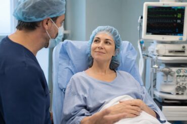 Anästhesiegespräch vor einer Schönheitsoperation mit Patientin und Ärztin