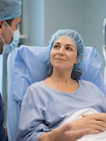 Anästhesiegespräch vor einer Schönheitsoperation mit Patientin und Ärztin