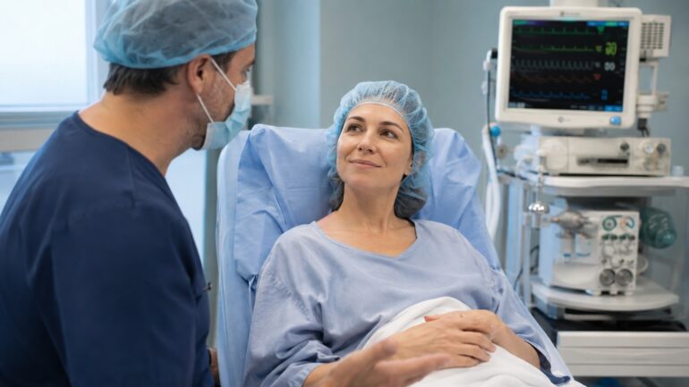 Anästhesiegespräch vor einer Schönheitsoperation mit Patientin und Ärztin