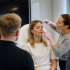 Botox-Kurs für Ärzte: mehrere Menschen stehen um eine Trainerin herum.